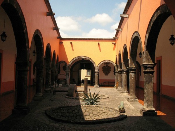 Saliendo de Guadalajara, "La Perla de Occidente, hay un recorrido turístico a bordo de diferentes trenes, como el “José Cuervo Express”, que traslada a los viajantes al pueblo de Tequila, donde hay un hermoso museo dedicado a la bebida.