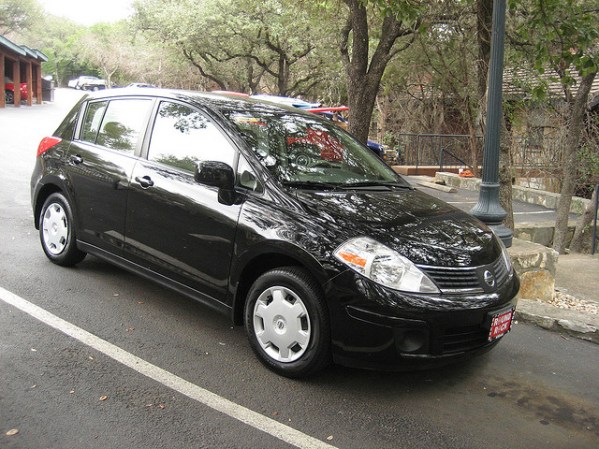 Nissan Versa: el Versa sedán base está escasamente equipado. Si quieres ser generoso, puedes ayudar a tu hijo con una versión S, que suma aire acondicionado, ventanas y cierres eléctricos y un estéreo AM/FM/CD.