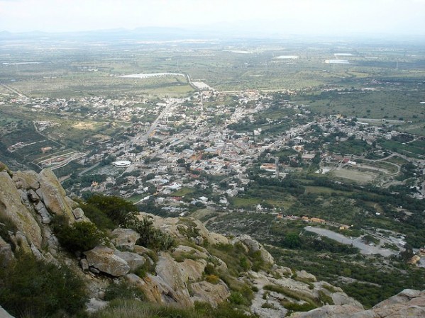El ascenso a la Peña de Bernal no es fácil y aunque existe un camino definido en la mayor parte del trayecto, el último tramo, de unos 45 metros, es vertical.