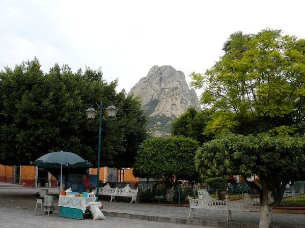 La Peña de Bernal, como se le conoce al monolito, domina todo el paisaje queretano.