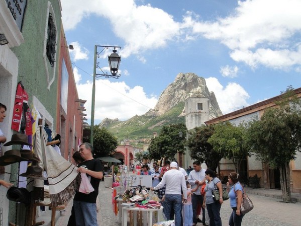 Comprar artesanías de la región es una actividad que disfrutan los visitantes al pueblo queretano.
