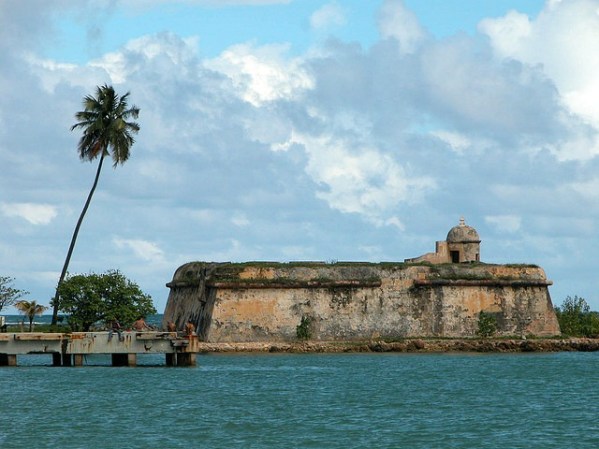 2. Historia. Puerto Rico tiene enormes riquezas de siglos, como el Fortín San Juan de la Cruz, más conocido como El Cañuelo. Se localiza en Isla de Cabras y es parte del Sitio Histórico Nacional de San Juan, Patrimonio de la Humanidad desde 1983.
