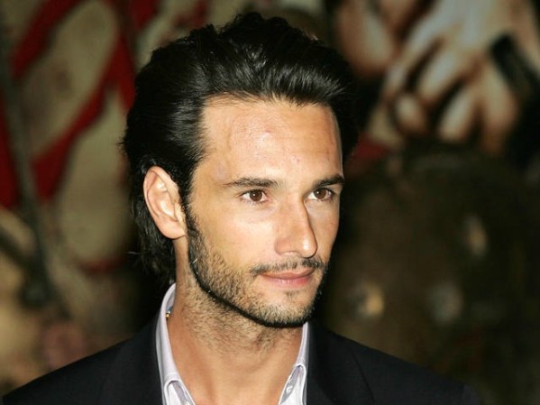 Rodrigo Santoro, el guapo actor brasileño, aún no cumple 40 años, pues nació el 22 de agosto de 1975, peso ya está tocando a la puerta de este grupo de talentosos y sexys cuarentones.