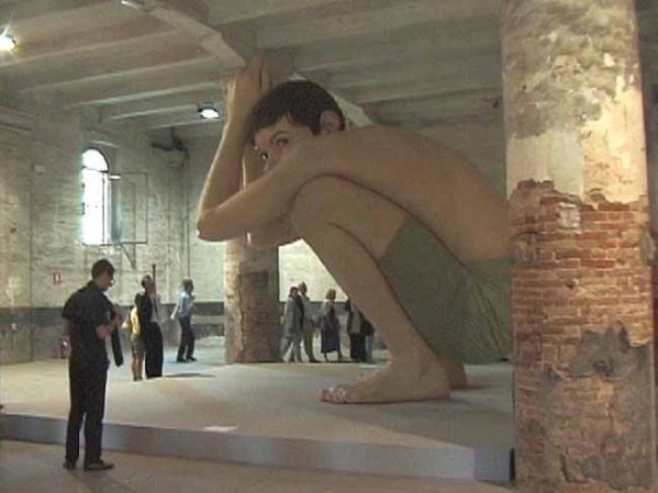 Ron mezcla el hiperrealismo con lo natural, intentando crear figuras muy próximas a la realidad.