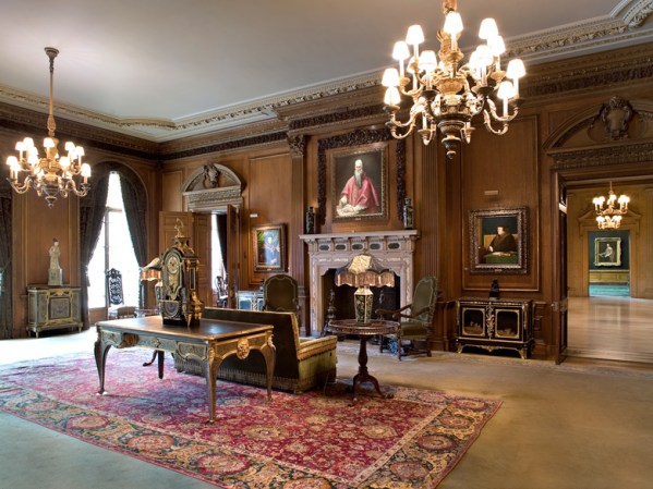 Este hermoso lugar no es más que una sala de “The Frick Collection” expuesta en la mansión que fuera vivienda de Henry Clay Frick. Además de disfrutar del mobiliario original encontrarás obras de Goya, El Greco, Van Dyck, Whistler y mucho más.