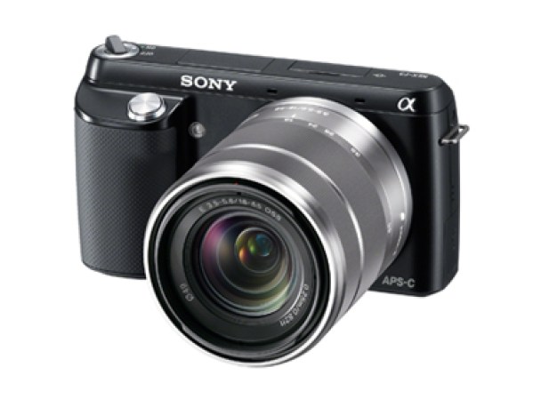 Sony Alpha NEX-F3 Camera. Toma la decisión de apostar por una cámara útil, práctica y de gran nivel. Tiene además lentes intercambiables, un cuerpo pequeño y funcional, un pop-up flash y una calidad sin igual. Disponible en sony.com.