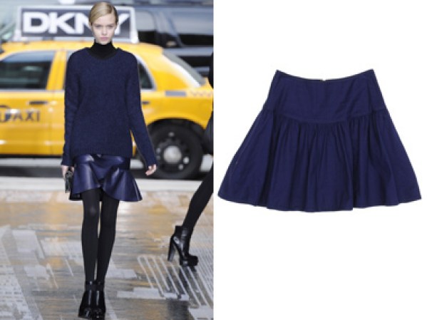 Minifaldas dinámicas con mallas y un infaltable top de cuello de tortuga debajo de un sweater, es el look de colegiala que revive DKNY para el otoño. Logra el estilo con esta falda de Marc by Marc Jacobs, $250