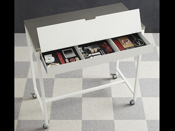Esta mesa de trabajo de Crate & Barrel es además una muy buena opción para guardar esas cosas que se quedan por ahí. Encuéntrala en crateandbarrel.com, $360.