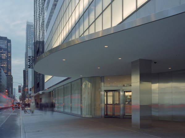 En Nueva York no puedes dejar de visitar “The Museum of Modern Art”, el Museo de Arte Moderno o MoMA, donde encontrarás algunos recuerdos de personajes como Warhol o Dalí.
