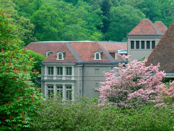 Esta preciosa fachada le pertenece al “Winterthur” un maravilloso lugar que además de resguardar más de 85,000 objetos de exposición está rodeado de 60 acres de jardín.