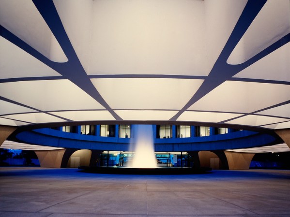 El “Hirshhorn Museum and Sculpture Garden” es una de las casas de La Institución Smithsonian entregadas al arte moderno internacional. Visítalo en Washington D.C.