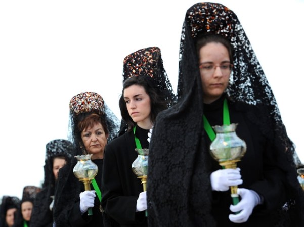 Jueves Santo en Zamora, España. Cofradía de la Virgen de la Esperanza cruzando el Puente de Piedra.