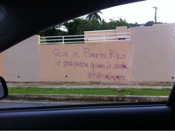 Los mensajes sociales en algunas paredes al pasar en auto