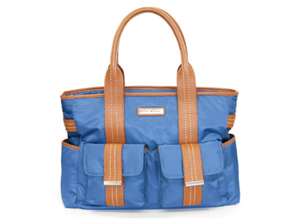 Esta amplia pieza viene con todas las bolsas interiores que se requieren, un tapete para cambiar el pañal, y compartimento insulado para el biberón. También muy combinable, la encuentras en perrymackin.com por $178