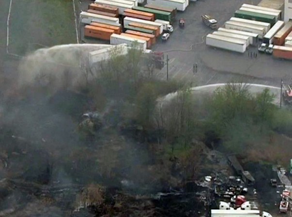 Un incendio forestal se prolonga por varias horas y destruye todo a su paso.