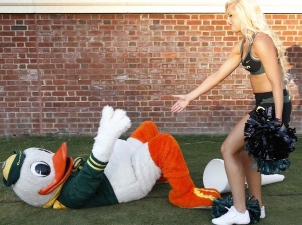 Las porristas de la NFL y del "football" universitario asombran con su belleza y su energía.