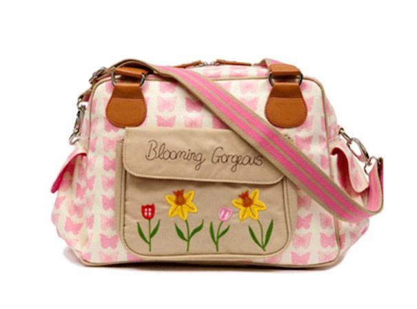 Si bien puede parecer demasiado dulce, esta bolsa puede aún combinarse con tu look. Además, tiene los tapetes para cambiar más suaves que hemos encontrado en una pañalera. La encuentras en pinklining.com a $120.