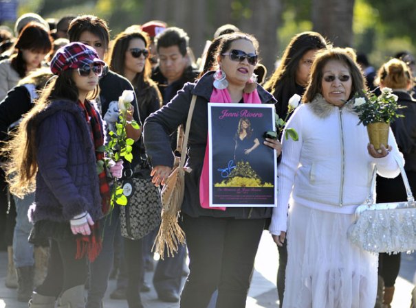 Admiradores de Jenni Rivera participan fuera del Gibson Amphitheatre de Los Angeles en la despedida de la Diva de la Banda.