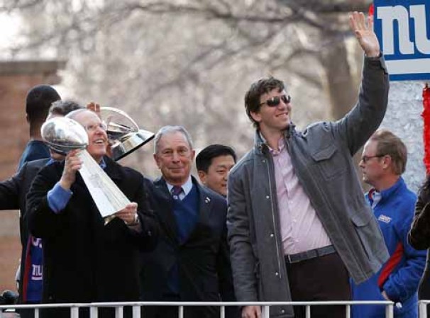 Juntos en la caravana Tom Coughlin y Eli Manning saludan a la fanaticada neoyorquina.