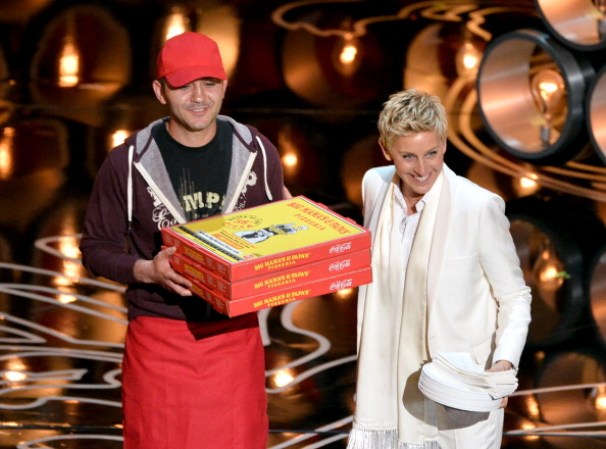 Ellen DeGeneres con el repartidor de pizzas.
