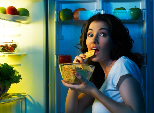 El hábito de comer a altas horas de la noche, no es nada saludable. Tu abdomen es el más afectado.