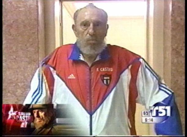 Vestido con ropa atlética, Castro sube y levanta los brazos, pero no se vé mucho mejor que en anteriores apariciones.