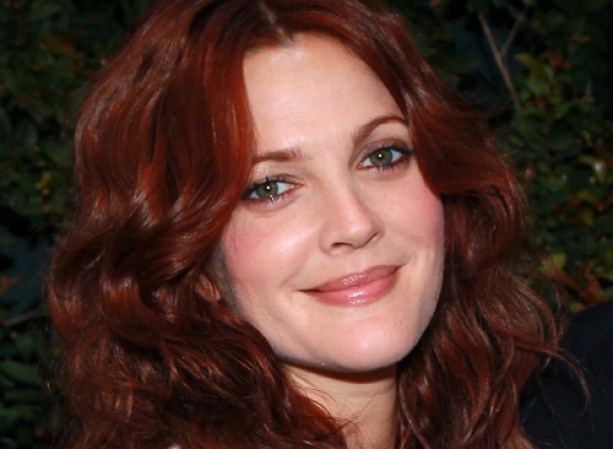 Drew Barrymore<br />El color ciruela pálido queda muy bien en pieles blancas, ojos claros y cabellos rojizos como los de Drew. Ella resaltó sus labios carnosos con un delineador un poco más oscuro y rellenó con un brillo con color, para lograr unos labios bold pero al mismo tiempo, frescos y naturales.