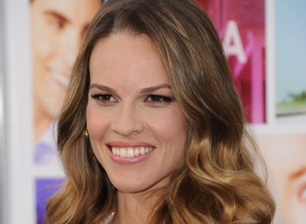 Hilary Swank<br /> La sonrisa y los labios de esta carismática actriz son sin duda sus puntos fuertes. Si quieres resaltar tu boca, aplica un toquecito de brillo incoloro, o de labial más claro sólo en el centro de ambos labios.