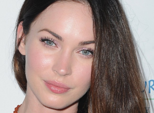 Megan Fox<br />Una de las mujeres más admiradas de Hollywood luce unos labios envidiables y además, sabe cómo resaltarlos. Solemos verla con rojos intensos, pero aquí optó sólo por ponerles un brillo que le sienta de maravilla.