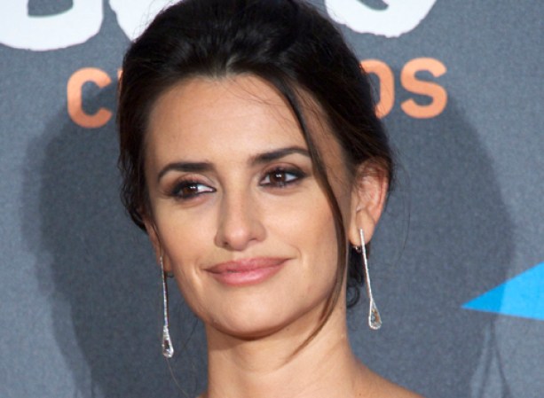 Penélope Cruz<br />La inigualable Pé sabe balancear muy bien el color de sus labios y el de la sombra de los ojos. En este caso, un ahumado intenso, por lo cual la boca permanece en tonos opacos y más suaves.