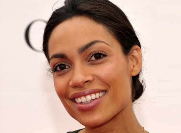 Rosario Dawson<br /> No hay dudas que esta actriz con raíces hispanas tiene unos labios hermosos. Logra este estilo natural con un brillo con muy poco color, y en los ojos sólo una fina línea de delineador y una buena mascara. ¿Para qué más?