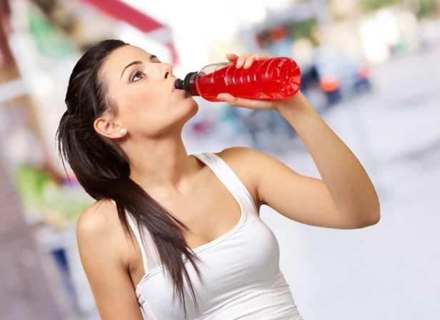 Las bebidas deportivas contienen azúcares y calorías que si no las quemas solo te harán ganar peso.