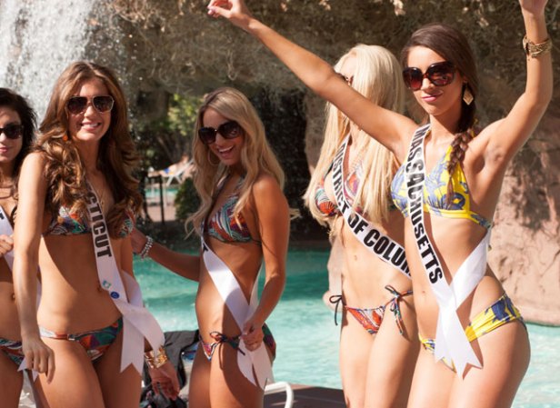 Entre desfile y desfile las candidatas a Miss USA toman el sol y practican juegos de agua.