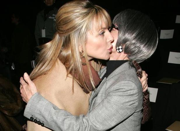 La actriz Kim Cattrall con Rita Moreno dan muestra de su amistad durante la pasarela Michael Kors en Nueva York.