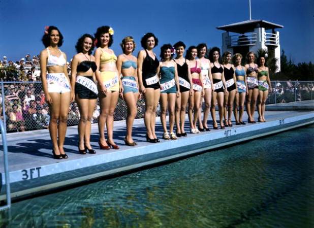 Concursantes en uno de los infinitos certámenes de belleza que se celebraban en Florida todos los años, en este caso uno llamado Sarasota Sun-Debs en Lido Beach (1953).