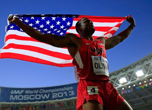 David Oliver, de Estados Unidos, muestra la bandera tras conseguir el oro en los 110 metros valla del Mundial Moscú 2013.