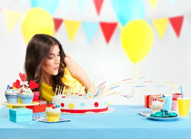 3. Empeora con la edad. Cierto. Al paso de los años y gracias al proceso natural hormonal, las mujeres producen menos estrógeno, que es la hormona que ayuda a mantener el flujo de los vasos sanguíneos. Menos cantidad de estrógeno significa una circulación pobre y una disminución en la producción de colágeno.