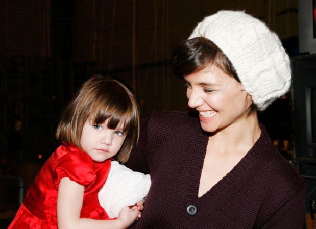 La actriz Katie Holmes es la madre de la bella Suri junto al actor Tom Cruise, de quien se separó. Suri nació el 18 de abril de 2006.