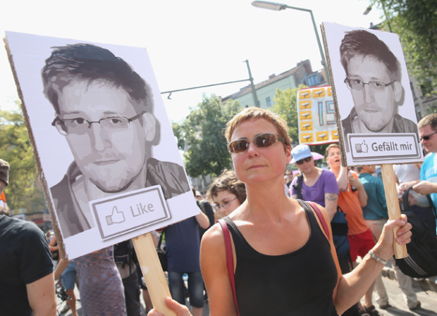 17 DE DICIEMBRE: Edward Snowden, el antiguo espía de Estados Unidos acusado de divulgar secretos, no consigue asilo político en Brasil y deberá quedarse en Rusia.