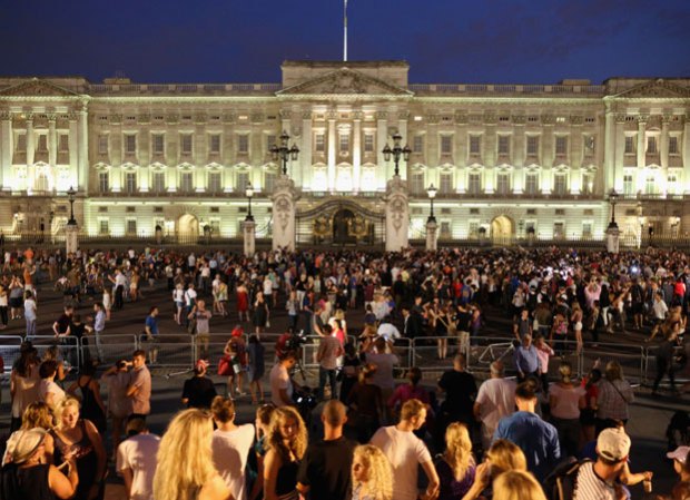 La multitud aguarda noticias frente al Palacio de Buckingham.