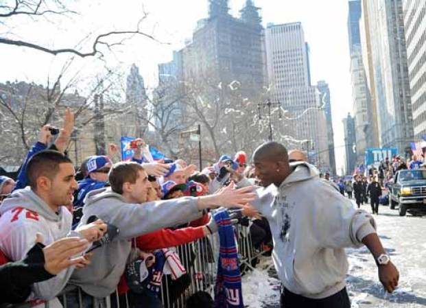 El jugador Antrel Rolle de los Giants se desmontó de su carrosa para darle las gracias personalmente a los fanáticos por el apoyo.