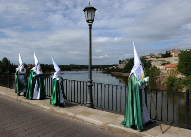 Jueves Santo en Zamora, España. Cofradía de la Virgen de la Esperanza cruzando el Puente de Piedra.