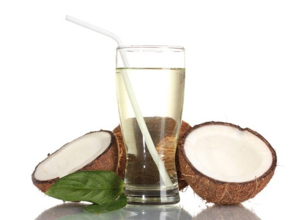 Agua de coco.- Excelente hidratante y fuente de potasio