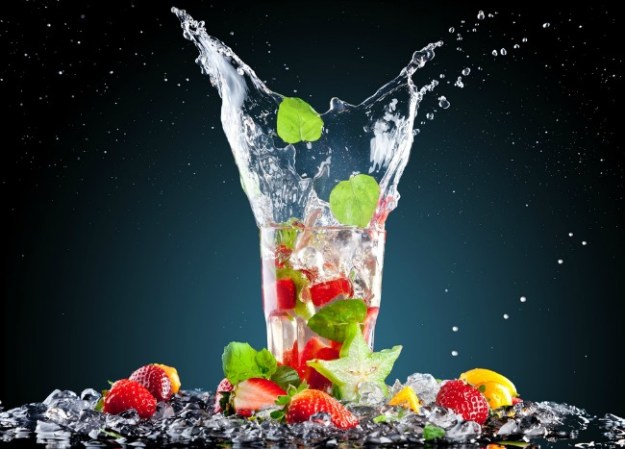 Si al agua le agregas alguna fruta y hielo, te ayuda a acelerar tu metabolismo en reposo: alrededor de 50 calorías menos si bebes seis vasos de agua fría.