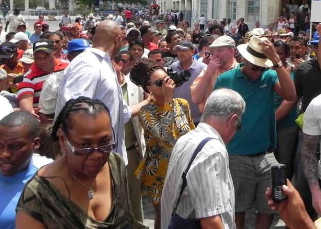 La pareja estaba acompaña por guardaespaldas al recorrer el popular barrio de Centro Habana.