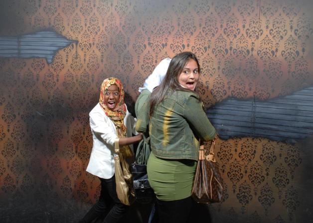 Fotos tomadas a quienes visitan la Casa del Horror Nightmares Fear Factory en Niagara Falls, Canadá, Lo que no se revela es la causa del espanto.