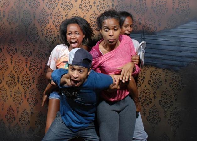 Fotos tomadas a quienes visitan la Casa del Horror Nightmares Fear Factory en Niagara Falls, Canadá, Lo que no se revela es la causa del espanto.