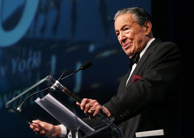 7 DE ABRIL, 2012: El periodista de televisión Mike Wallace, muere a los 93 años de edad.