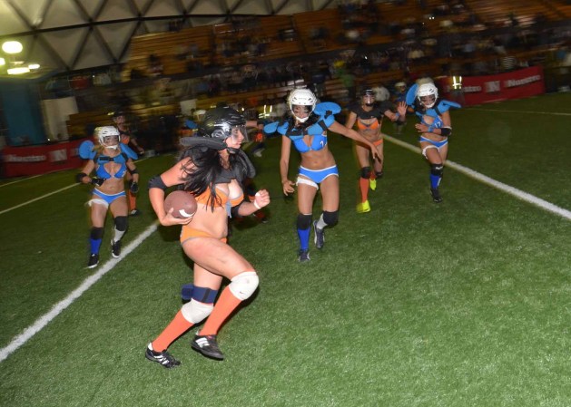La liga Iberoamericana de Fútbol (LIBF) se ha convertido en todo un fenómeno mediático en México, donde el fútbol americano es jugado por mujeres en bikini.
