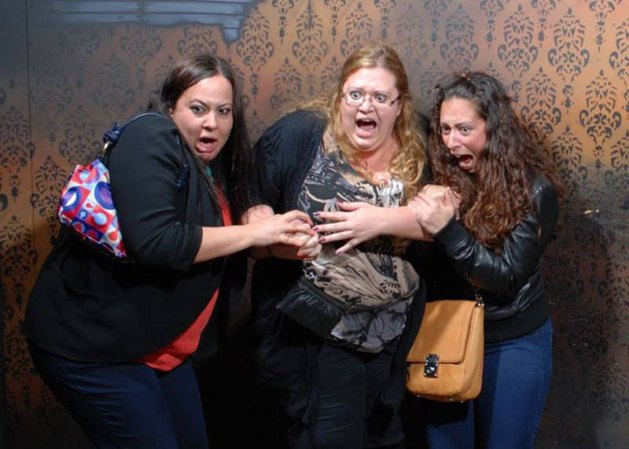 Fotos tomadas a quienes visitan la Casa del Horror Nightmares Fear Factory en Niagara Falls, Canadá, Lo que no se revela es la causa del espanto.